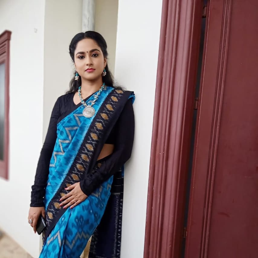 Zee Telugu Tv Anchor Kasi Annapurna Images In Navy Blue Saree